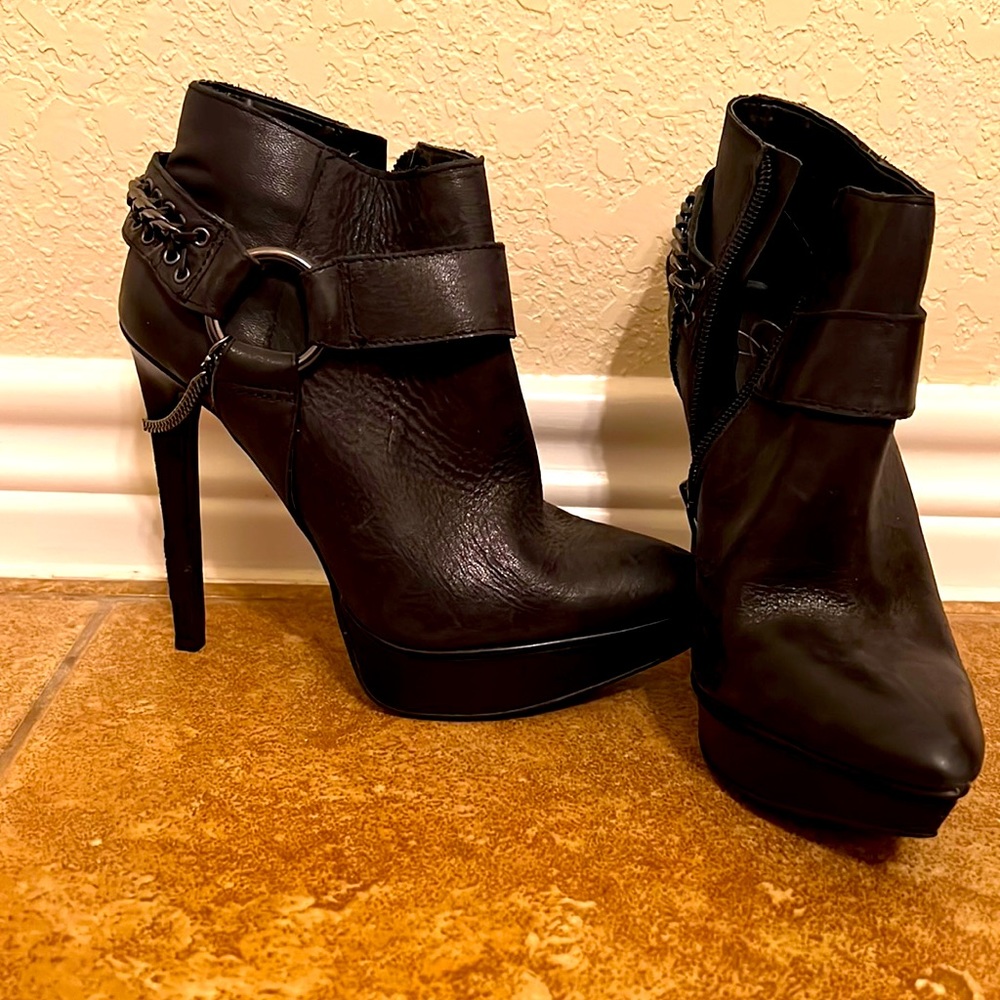 Black booties with chain